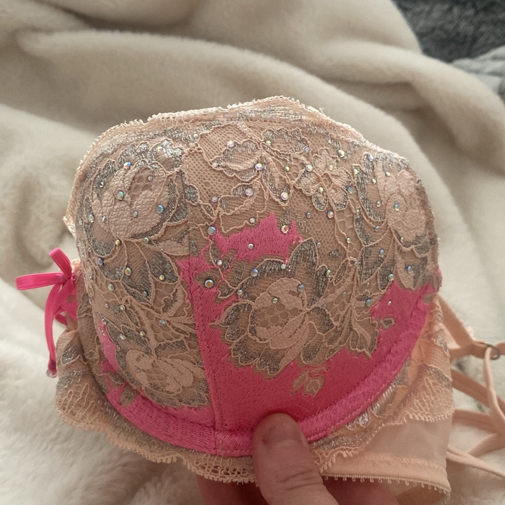 New never worn Victoria  secert bra size 32 c very sexy push up - Picture 11 of 11